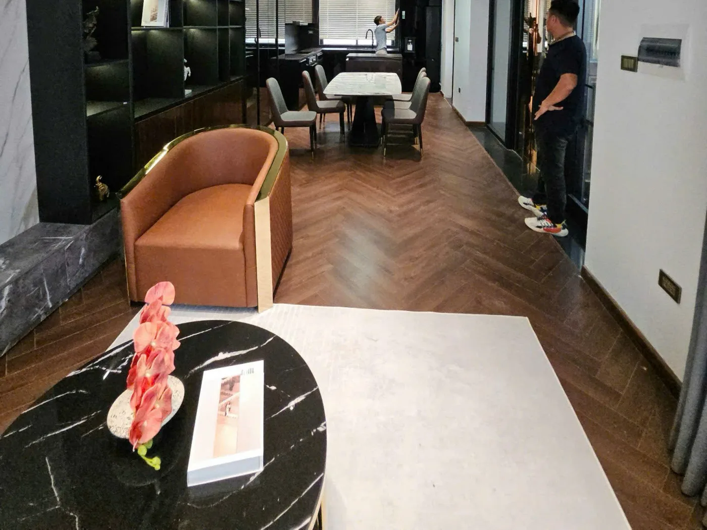 Nhà phố tông gỗ óc chó kết hợp đá tự nhiên — ảnh 9